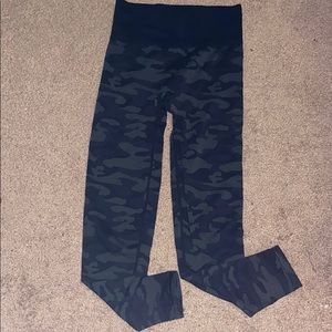 Seamless camo leggings